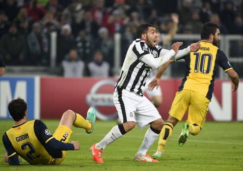 Tevez chiede un rigore per fallo di mano di Godin: il difensore, però, era a mezzo metro. Afp